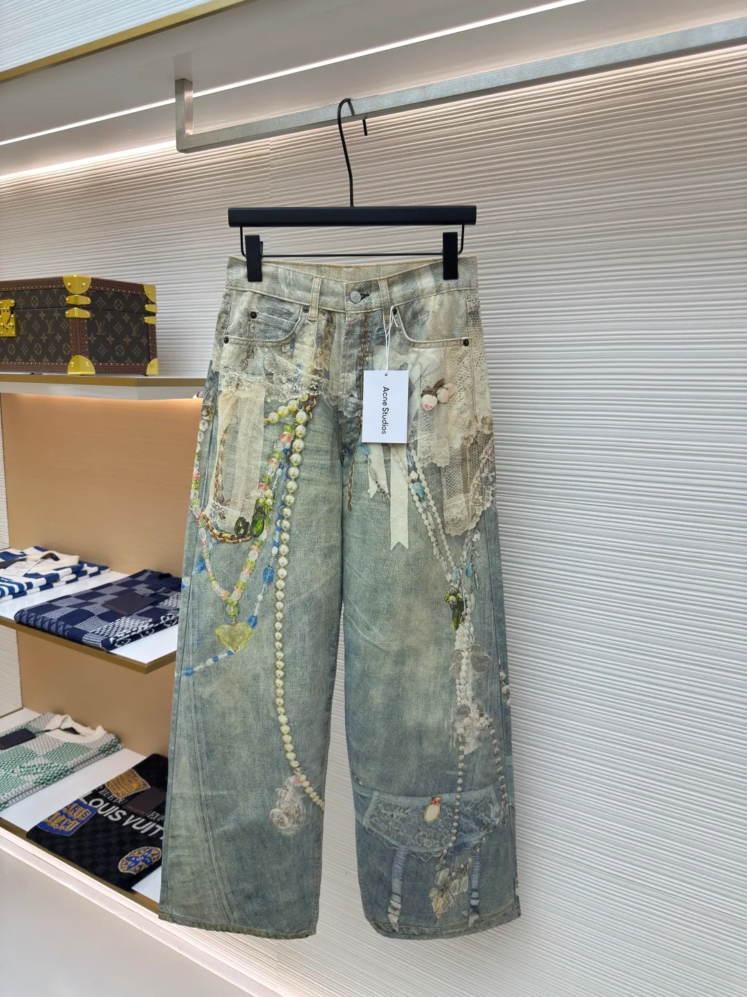 Acne Studios 25SS lace jeans ●Authentic product: purchased and developed for 7999 ●Item number: 1680160-A75 ●Fabric: lace ●Technology: washed production ●Version: loose fit ●Weight: about 575 grams ●Size: 42-44-46-48-50-52 ●Description: Customized high-weight organic cotton twill (14oz) is specially developed for ACNE. It is blended with long-staple cotton + 2% elastic fiber to ensure a crisp feel and moderate extensibility, suitable for loose tailoring. The fabric is first pre-shrunk to prevent deformation, and then washed with cellulase to soften the fibers to improve skin-friendliness while retaining the unique rough texture of twill.  Cellulase is used to bio-polish cotton fibers to break down surface hairiness, making the fabric feel super soft and waxy while retaining the natural breathability of cotton. Compared with traditional stone washing, this process is more environmentally friendly and reduces physical damage to fibers. The overall wiring is straight and delicate, the fabric is comfortable and soft, and the color is consistent without color difference. It can be matched with the same style to create a fashionable look and control various occasions. Customized accessories, complete with three standards, same style for men and women!